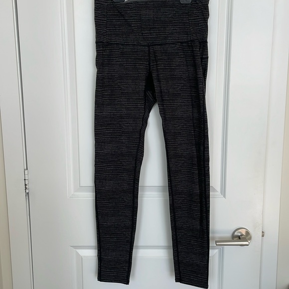 RYU athletic black leggings with grey line detail on front and back. Size M - Picture 1 of 3